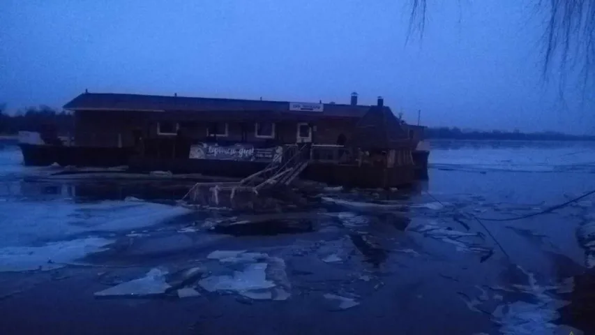 У Мазыры баржа-кавярня з людзьмі на борце адарвалася ад берага