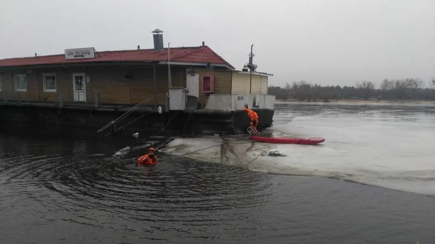 У Мазыры баржа-кавярня з людзьмі на борце адарвалася ад берага