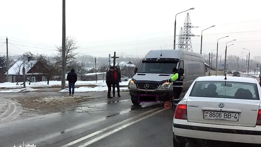 Расіянін на "Бэнтлі" ў Гродне ўрэзаўся ў мікрааўтобус