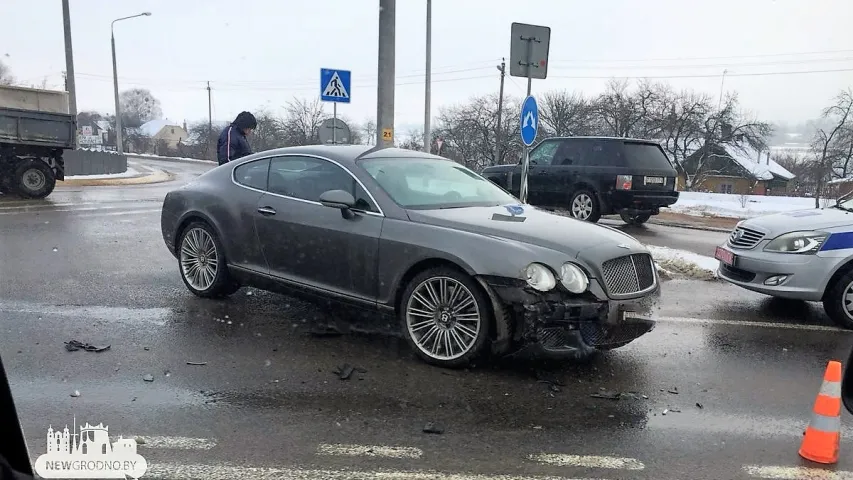 Расіянін на "Бэнтлі" ў Гродне ўрэзаўся ў мікрааўтобус