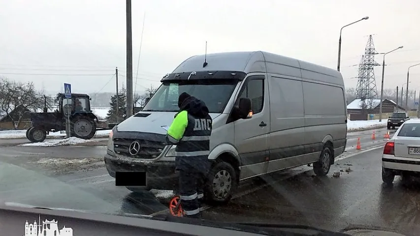 Расіянін на "Бэнтлі" ў Гродне ўрэзаўся ў мікрааўтобус