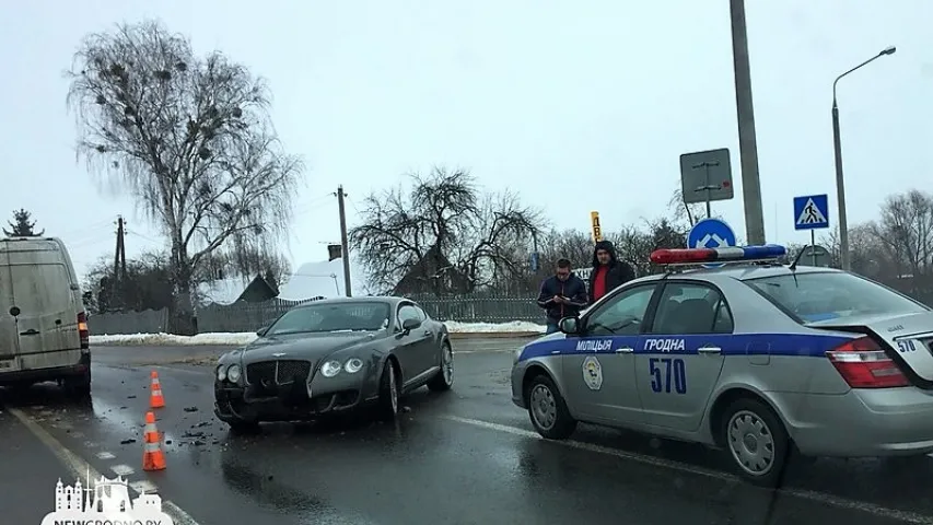 Расіянін на "Бэнтлі" ў Гродне ўрэзаўся ў мікрааўтобус