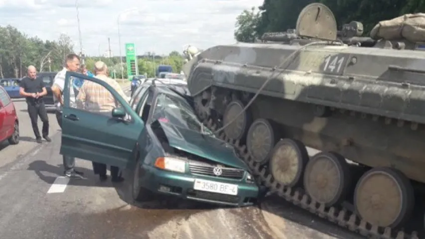 На выездзе з Гродна БМП расплюшчыў легкавы аўтамабіль (фота, відэа)