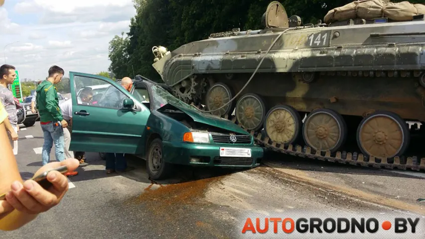 На выездзе з Гродна БМП расплюшчыў легкавы аўтамабіль (фота, відэа)