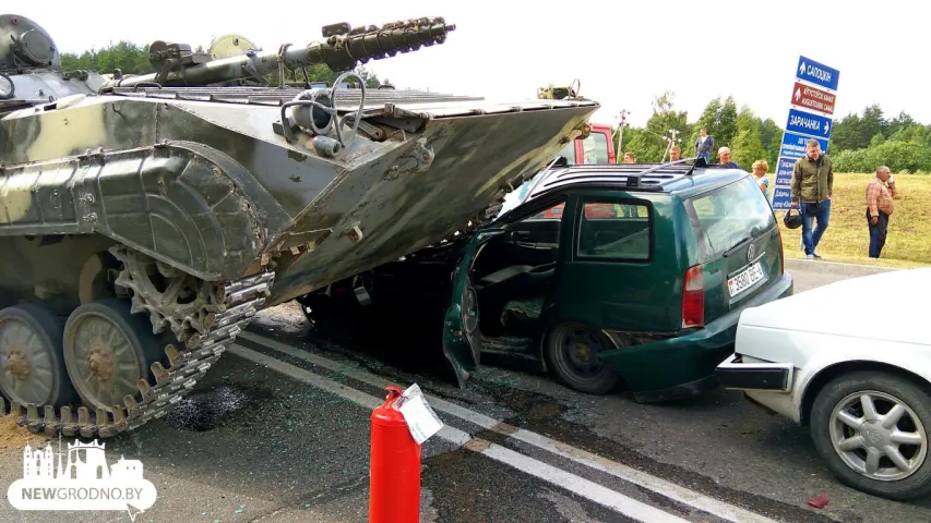 На выездзе з Гродна БМП расплюшчыў легкавы аўтамабіль (фота, відэа)