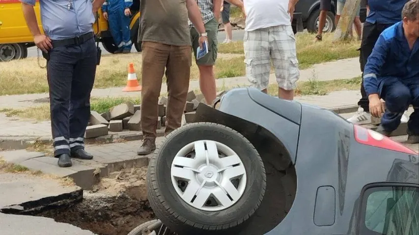 У Бабруйску аўто амаль цалкам правалілася пад зямлю