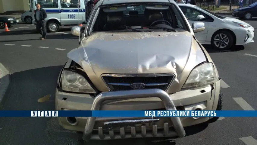 У Брэсце легкавік некалькі разоў перакуліўся ад сутыкнення