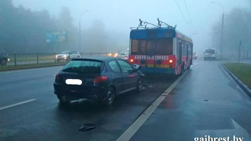 У Брэсце "Пежо" ўрэзалася ў тралейбус (фота)