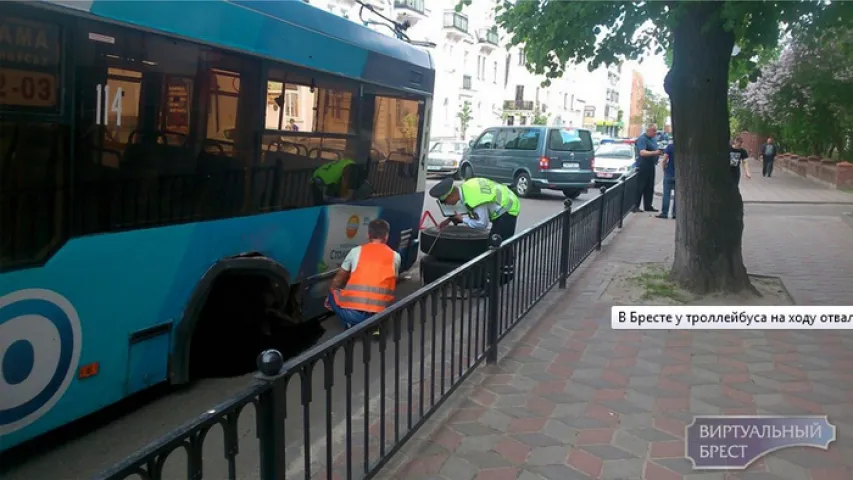 У Брэсце тралейбус на хаду згубіў кола (фота)