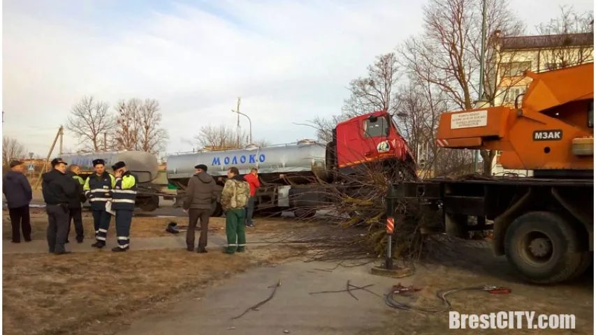 У Бярозе МАЗ-малакавоз урэзаўся ў бронетранспарцёр (фота)