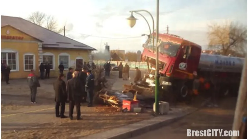 У Бярозе МАЗ-малакавоз урэзаўся ў бронетранспарцёр (фота)