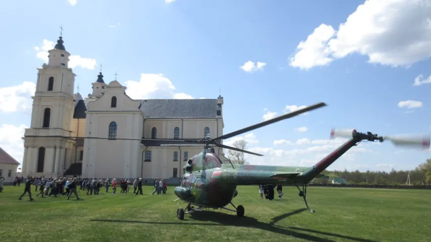 Амбасадар Ватыкана прыляцеў у Будслаў на верталёце 