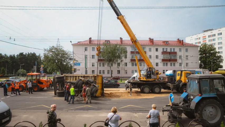 Эвакуатар наехаў на легкавік, а грузавік згубіў на праспекце прычэп з пяском