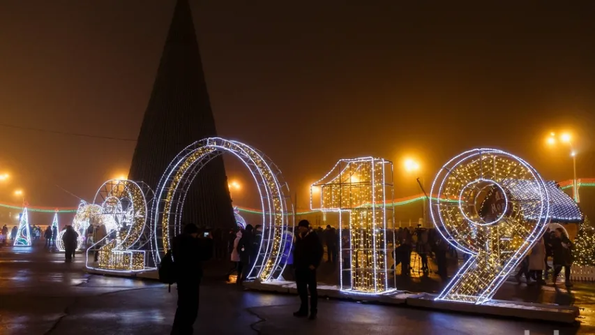 У Гомелі ўключылі першую ў Беларусі піксельную навагоднюю ёлку (фота)