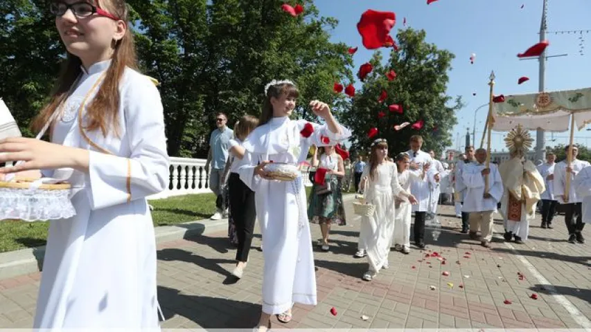 У Мінску католікі зладзілі працэсію Божага Цела