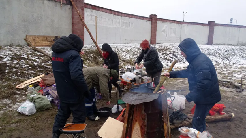 Будоўлю каля Курапатаў спынілі часткова: рабочыя пракладаюць камунікацыі