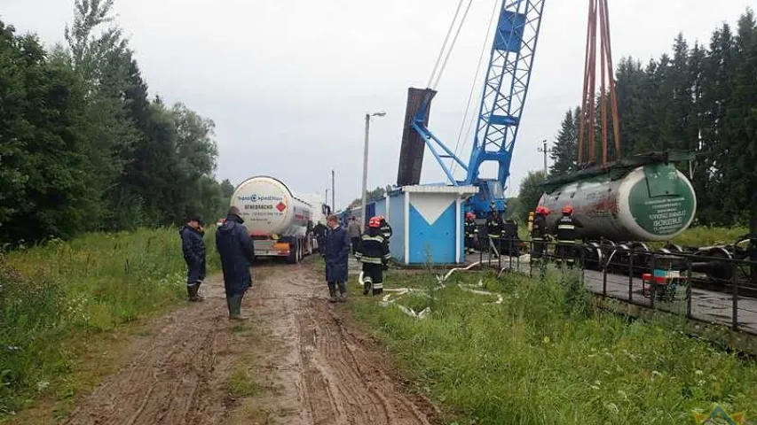 На месцы аварыі пад Віцебскам засталося падняць шэсць цыстэрнаў (фота)