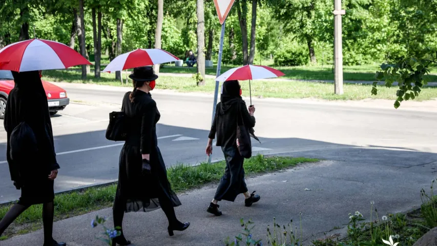 У Мінску жанчыны з БЧБ-парасонамі арганізавалі чарговую прагулку