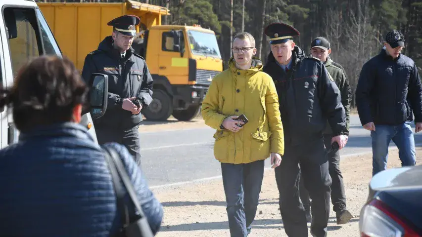 Затрыманні ў Курапатах: міліцыя хапае людзей, якія абараняюць крыжы (фота)