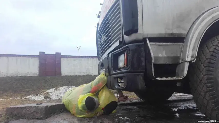 Абаронца Курапатаў прыкаваў сябе кайданкамі да бампера грузавіка. Фота