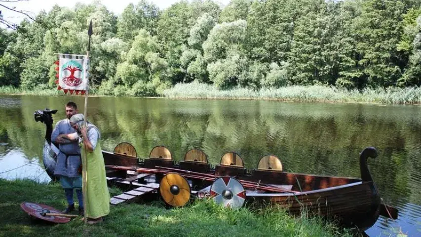 Па рацэ Мухавец пачаў курсіраваць “дракар вікінгаў” (фота)