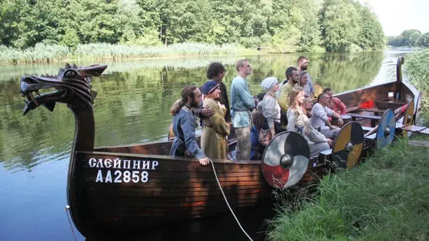 Па рацэ Мухавец пачаў курсіраваць “дракар вікінгаў” (фота)