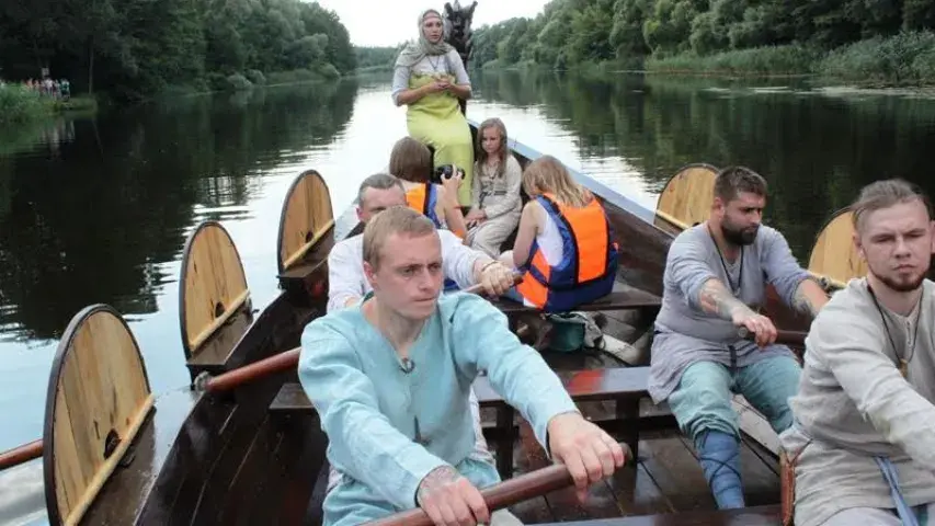 Па рацэ Мухавец пачаў курсіраваць “дракар вікінгаў” (фота)