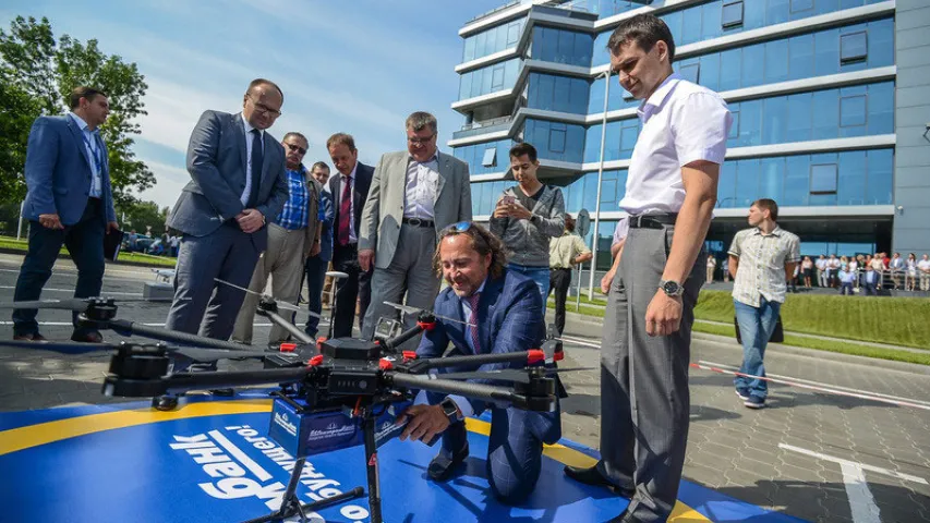 Беларускі банк пераправіў грошы з дапамогай дрона (фота)