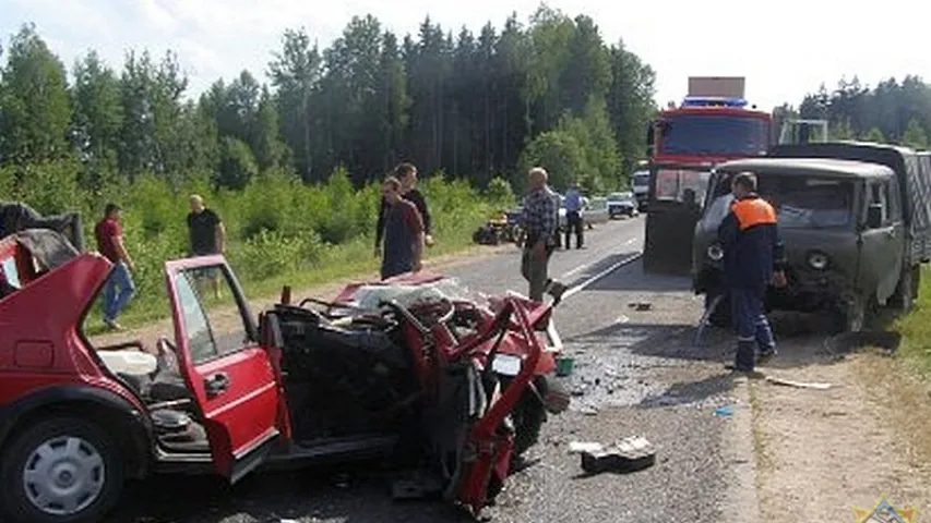 У ДТЗ пад Дрыбінам "Фальксваген" літаральна склаўся ў "гармонік"