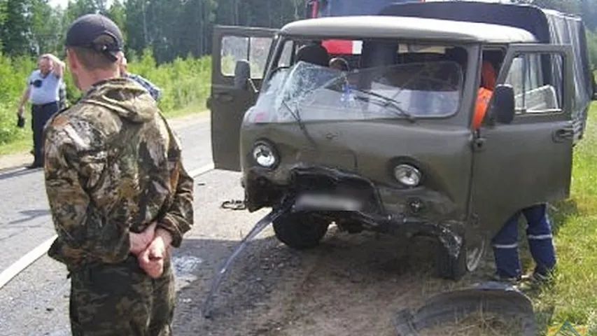 У ДТЗ пад Дрыбінам "Фальксваген" літаральна склаўся ў "гармонік"