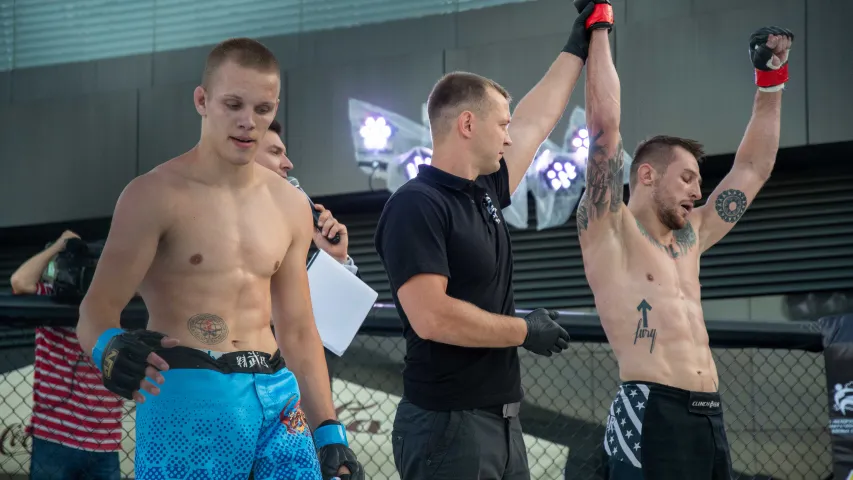 Байцы MMA правялі турнір на даху ў цэнтры Мінска