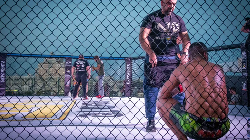 Байцы MMA правялі турнір на даху ў цэнтры Мінска