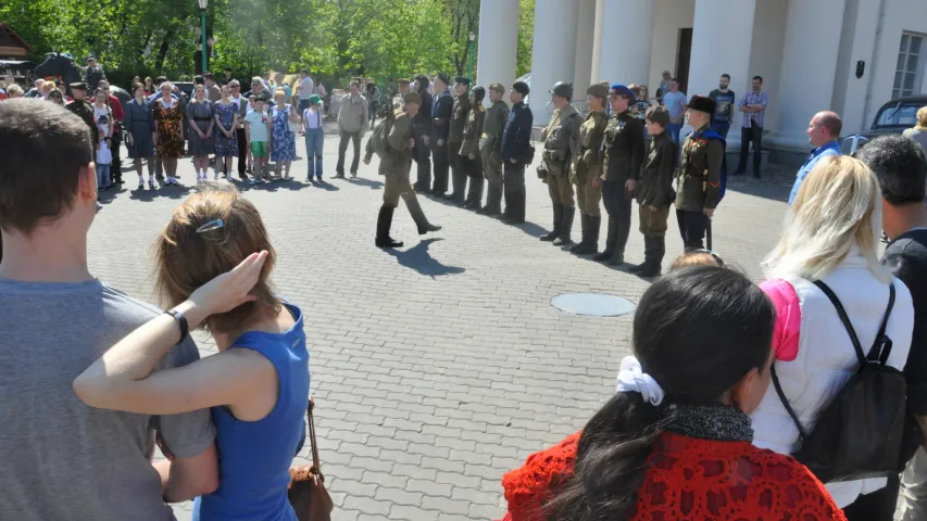 Шашлык за 30 000, гарэлка за 9900. Як Мінск святкаваў Дзень Перамогі (фота)