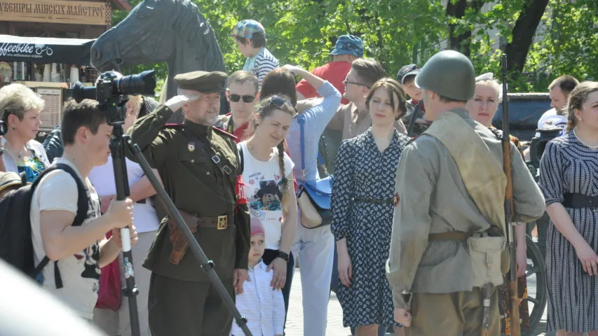 Шашлык за 30 000, гарэлка за 9900. Як Мінск святкаваў Дзень Перамогі (фота)