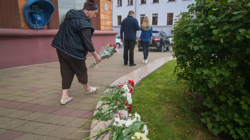 Беларусы нясуць кветкі да французскай амбасады ў Мінску (фотарэпартаж)