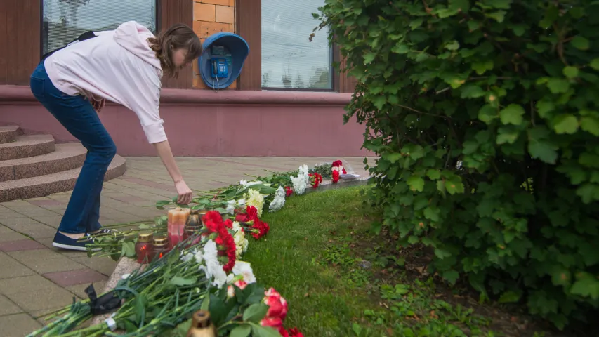 Беларусы нясуць кветкі да французскай амбасады ў Мінску (фотарэпартаж)