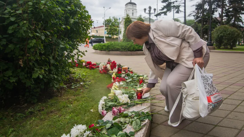 Беларусы нясуць кветкі да французскай амбасады ў Мінску (фотарэпартаж)