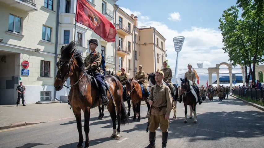 У Мінску актывісты БРСМ зладзілі партызанскі парад з казлом