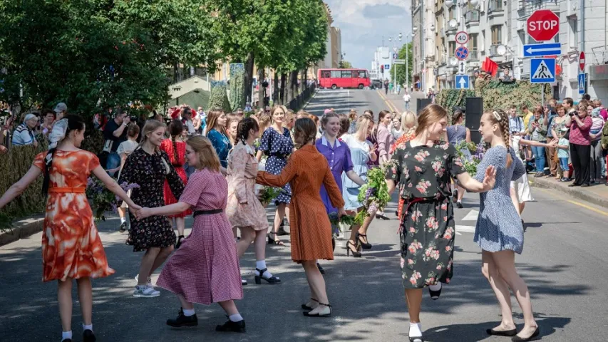 У Мінску актывісты БРСМ зладзілі партызанскі парад з казлом