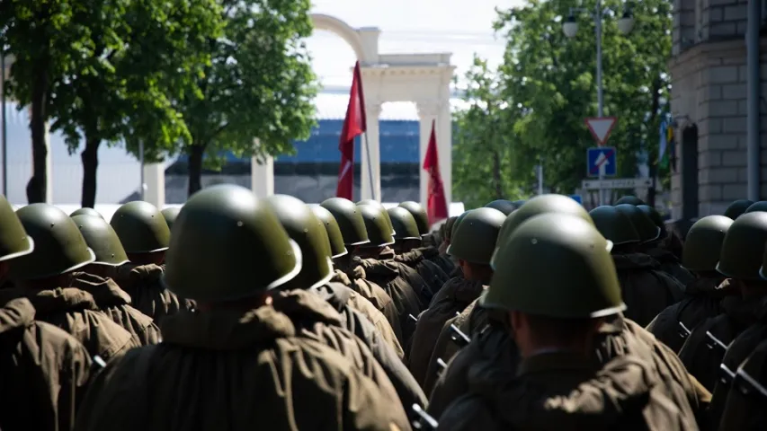 У Мінску актывісты БРСМ зладзілі партызанскі парад з казлом