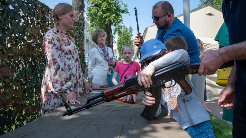 У Мінску актывісты БРСМ зладзілі партызанскі парад з казлом