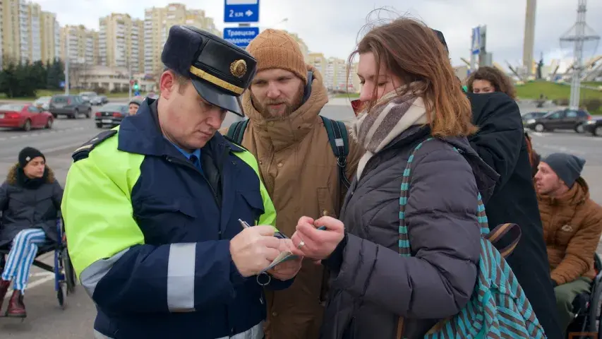 Інваліды-калясачнікі перакрылі праспект, каб прыцягнуць увагу (фота, відэа)