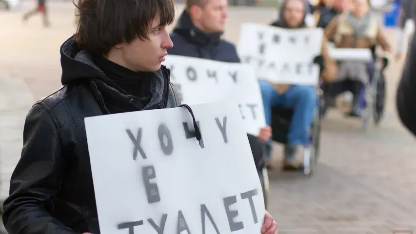 Інваліды-калясачнікі перакрылі праспект, каб прыцягнуць увагу (фота, відэа)