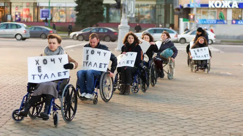 Інваліды-калясачнікі перакрылі праспект, каб прыцягнуць увагу (фота, відэа)