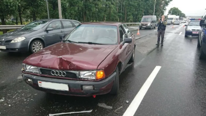 На МКАД Audi протаранила сломавшуюся Renault, пострадала девушка