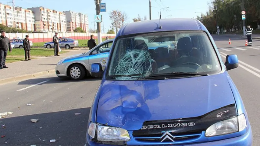 У Віцебску дзве 20-гадовыя студэнткі трапілі пад аўтамабіль (фота)