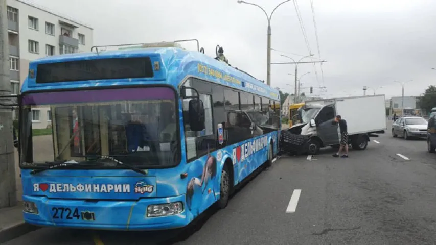 Пры аварыі з удзелам тралейбуса ў Мінску пацярпела 12-гадовая дзяўчынка