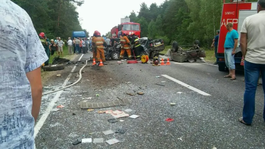 Страшная аўтааварыя пад Пінскам: два чалавекі загінулі, пяць пацярпелі (фота)