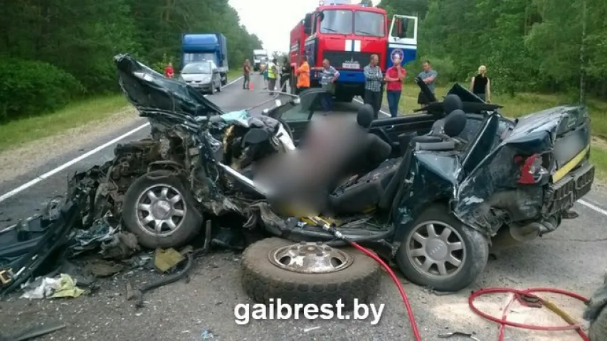 Страшная аўтааварыя пад Пінскам: два чалавекі загінулі, пяць пацярпелі (фота)