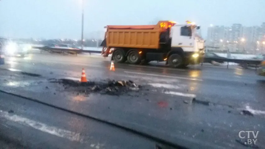 Падрабязнасці аварыі на МКАД: пакуль чакалі ДАІ, у аўто ўляцеў грузавік